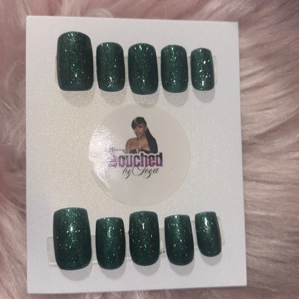 Green glittered nails - Picture 3 of 5
